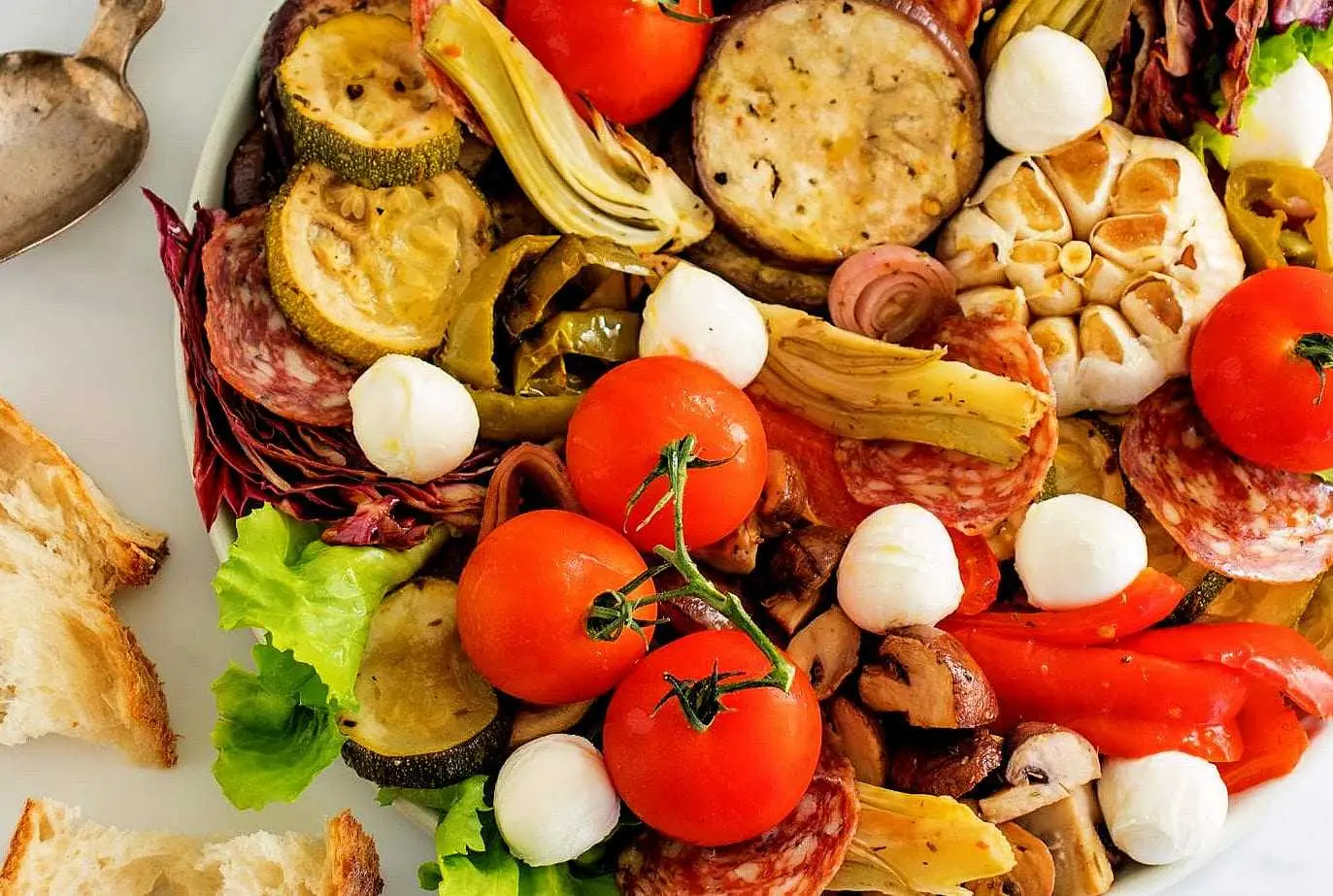 Cum să creezi un platou antipasto tradițional italian