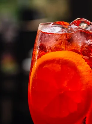 Aperol Spritz: Povestea celui mai faimos aperitiv italian