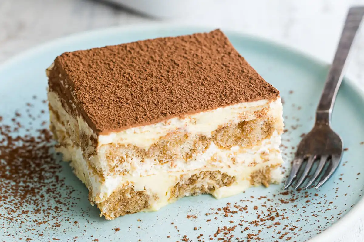 Tiramisu: Răsfăț Îmbibat în Cafea